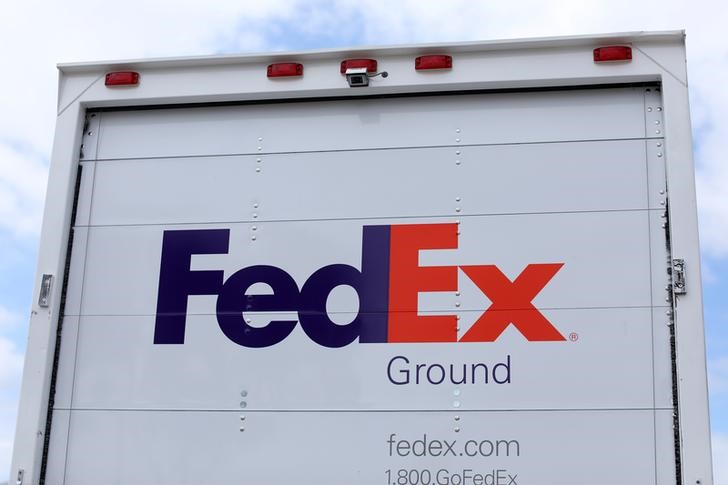 © Reuters. Логотип Federal Express на грузовике