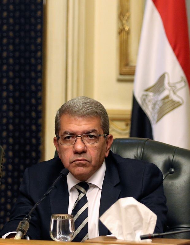 © Reuters. وزير: مصر تستهدف إبقاء عجز الموازنة عند 9.1% في 2017-2018 رغم حزمة الدعم