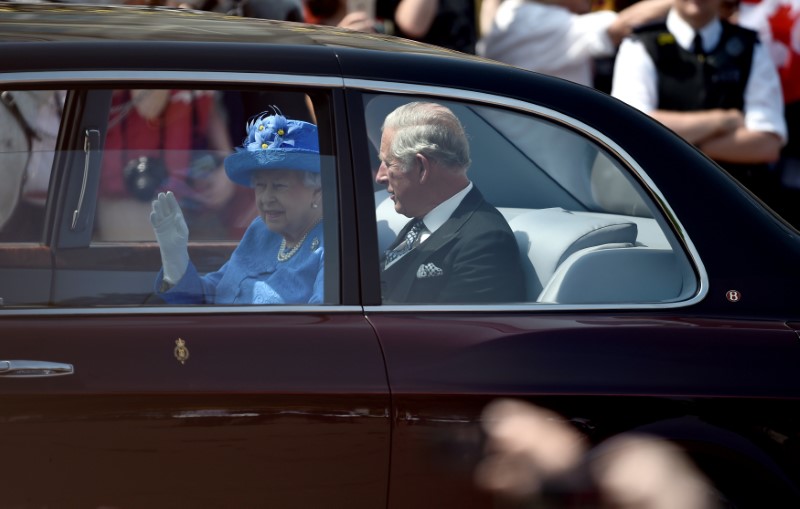 © Reuters. Britain's Queen Elizabeth and Prince Charles are driven to the Palace of Westminster for the State Opening of Parliament in central London