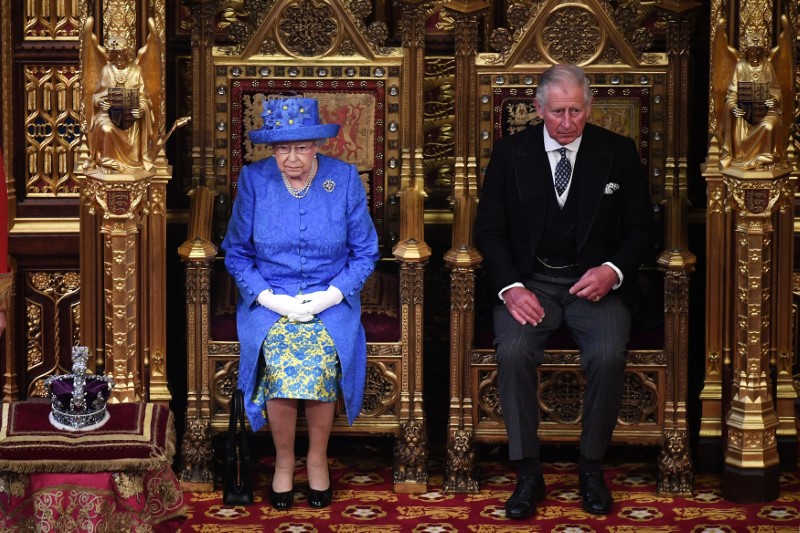 © Reuters. Rainha Elizabeth, do Reino Unido, e príncipe Charles comparecem a abertura do Parlamento em Londres