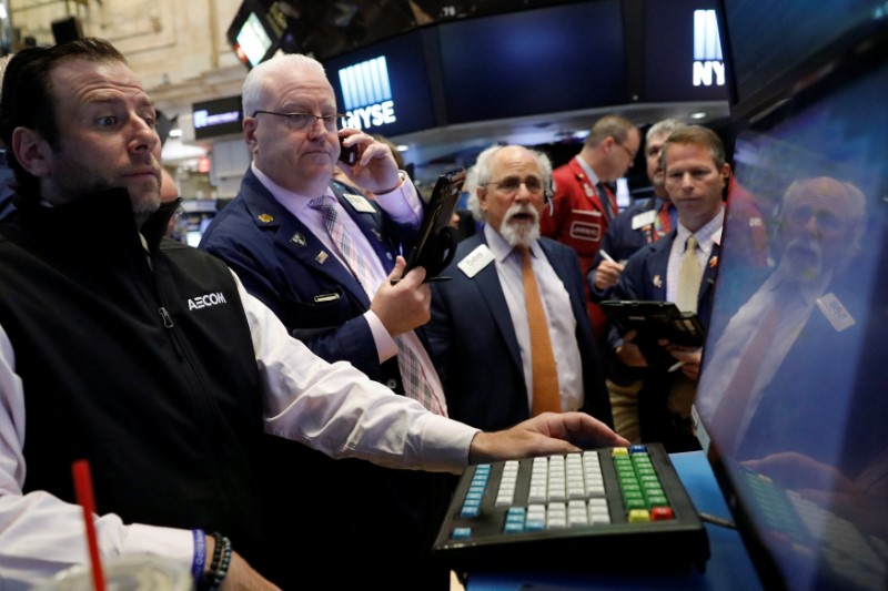 © Reuters. Traders work on the floor of the NYSE in New York