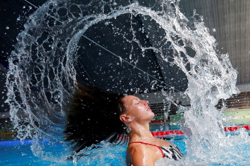 © Reuters. FILE PHOTO Hungarian swimmer Hosszu flips her hair at a training session in Budapest