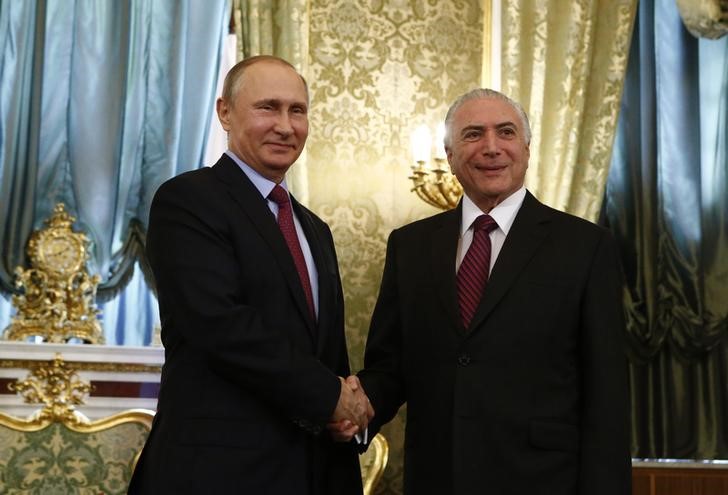 © Reuters. Presidente Michel Temer e presidente russo, Vladimir Putin, em Moscou