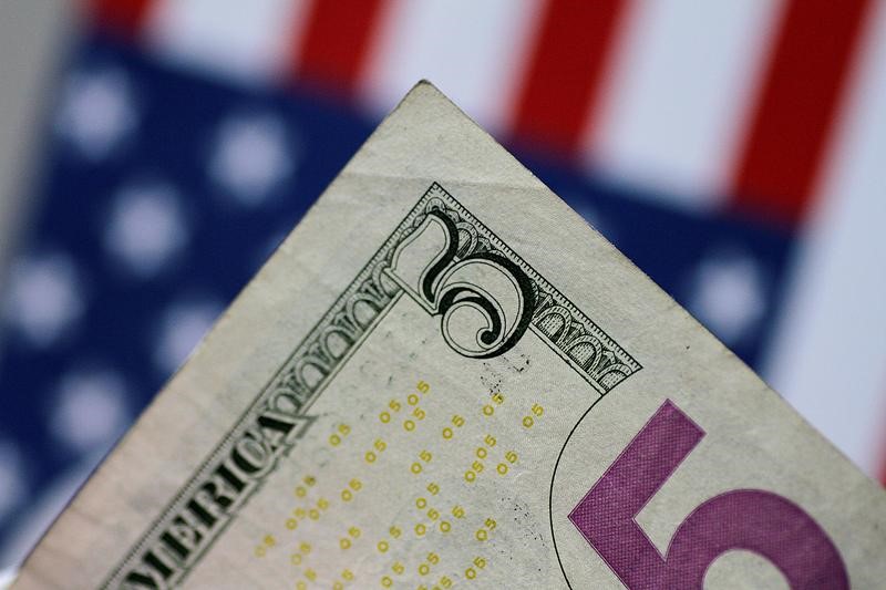 © Reuters. Долларовая купюра на фоне флага США