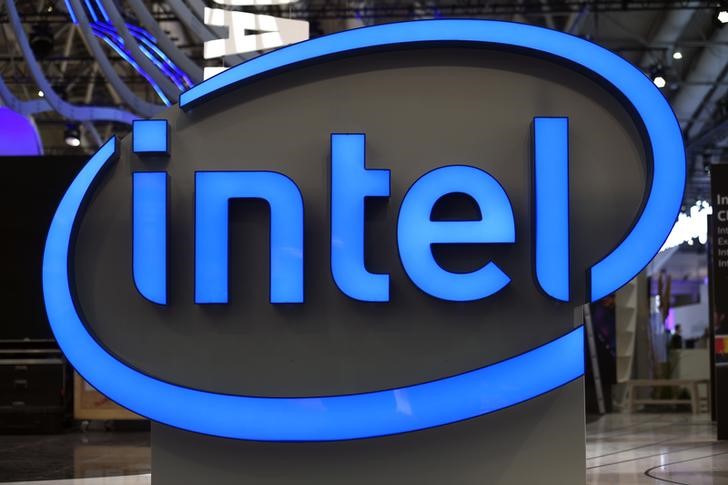 © Reuters. Intel's logo is pictured during preparations at the CeBit computer fair in Hanover