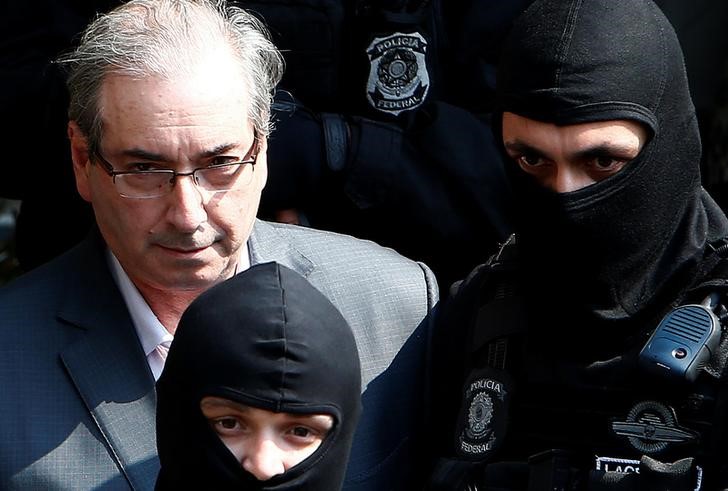 © Reuters. Ex-deputado federal Eduardo Cunha é escoltado por policiais federais em Curitiba