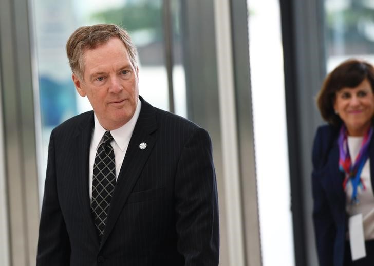 © Reuters. U.S. Trade Representative Lighthizer arrives at the National Convention Center in Hanoi to attend the APEC trade ministers' meeting