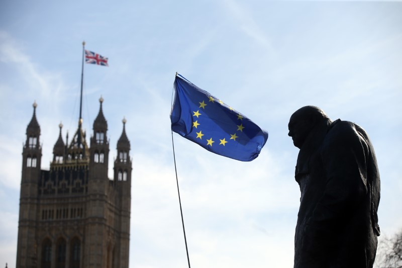 © Reuters. An EU flag flies between the statue of Winston Churchill and a Union Flag flying from the Big Ben clock tower, during a Unite for Europe rally in Parliament Square, in central London
