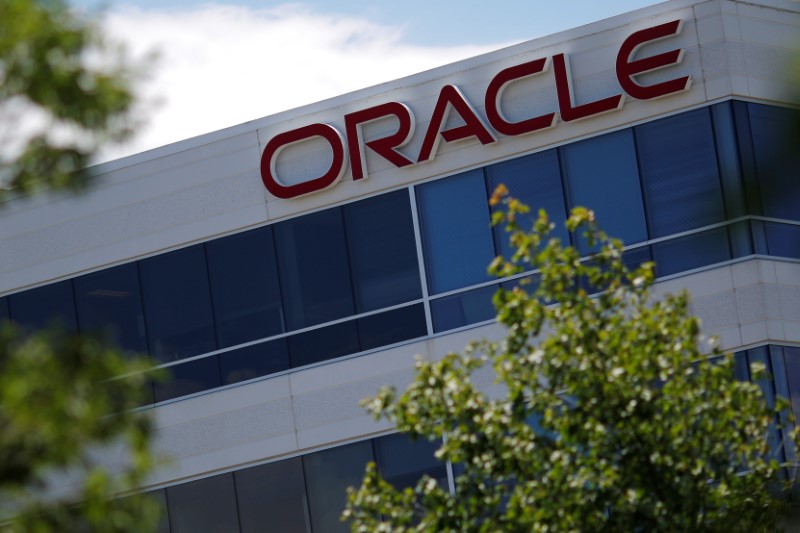 © Reuters. A sign marks a building housing Oracle offices in Burlington