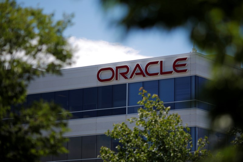 © Reuters. A sign marks a building housing Oracle offices in Burlington