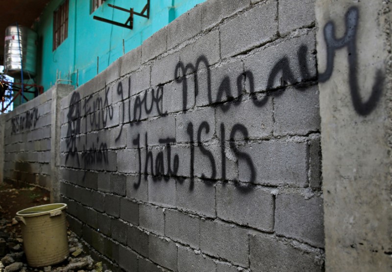 © Reuters. A graffiti is seen on a wall of a back alley as government soldiers continue their assault against the Maute group, who have taken over parts of Marawi City