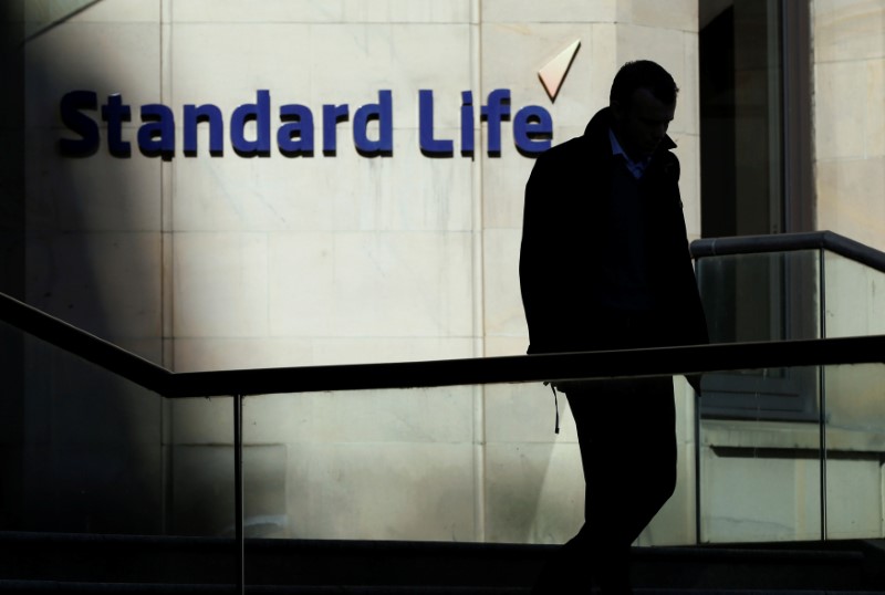 © Reuters. FILE PHOTO: A worker leaves the Standard Life House in Edinburgh