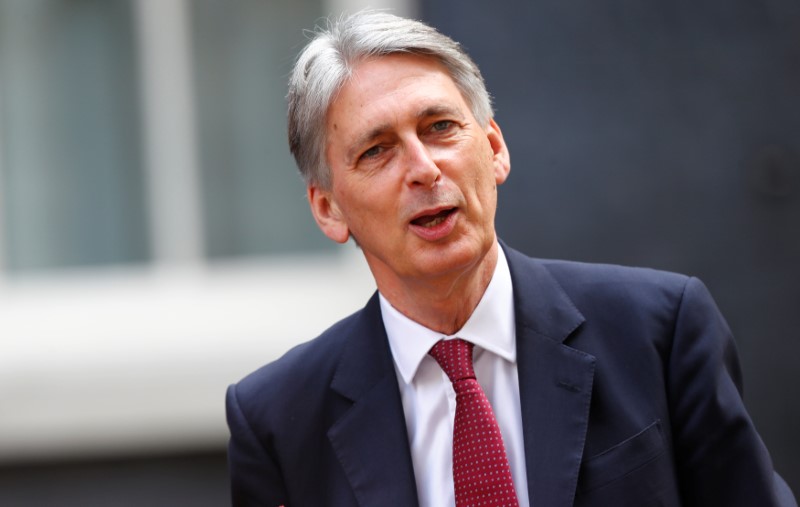 © Reuters. Britain's Chancellor of the Exchequer, Philip Hammond, arrives back in Downing Street after delivering a speech to the Bankers and Merchants at The Mansion House in London