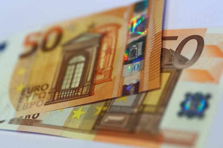 © Reuters. The German Bundesbank presents the new 50 euro banknote at it's headquarters in Frankfurt