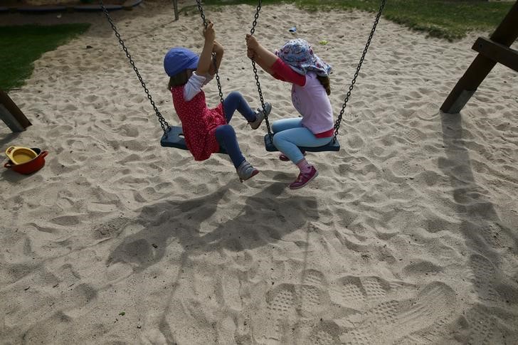 © Reuters. Children play in the garden of their kindergarten run by a private foundation in Hanau