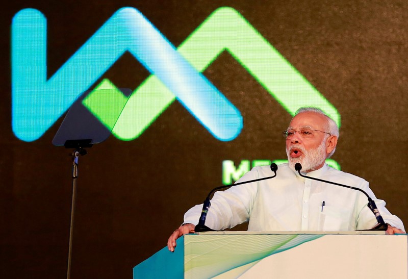 © Reuters. FILE PHOTO: India's Prime Minister Narendra Modi addresses a gathering after he inaugurated Kochi Metro at a stadium in Kochi