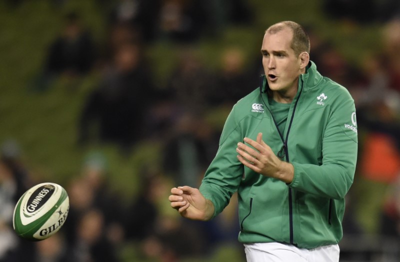 © Reuters. Ireland's Devin Toner warms up before the match