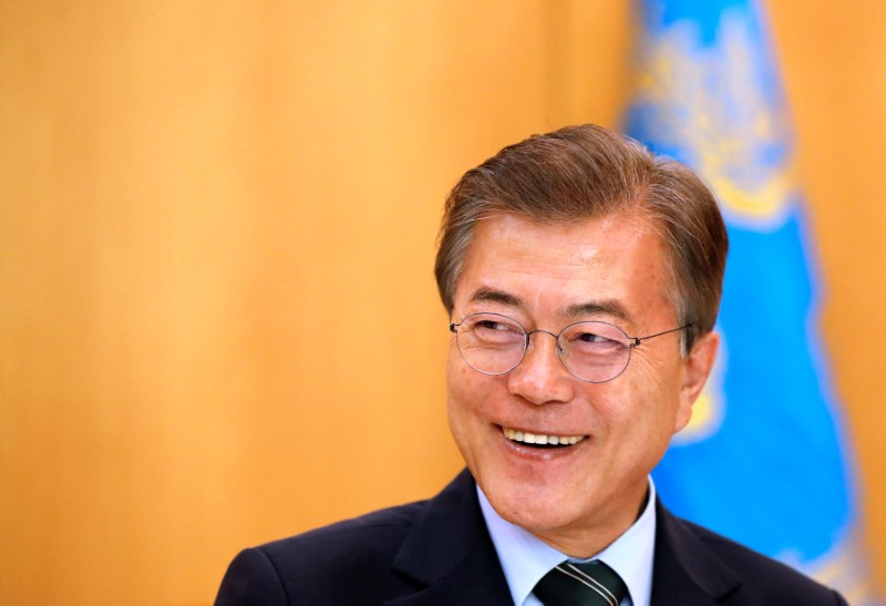 © Reuters. South Korean President Moon Jae-in smiles during Reuters interview in Seoul