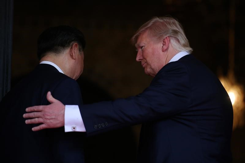 © Reuters. U.S. President Donald Trump welcomes Chinese President Xi Jinping at Mar-a-Lago state in Palm Beach, Florida, U.S.