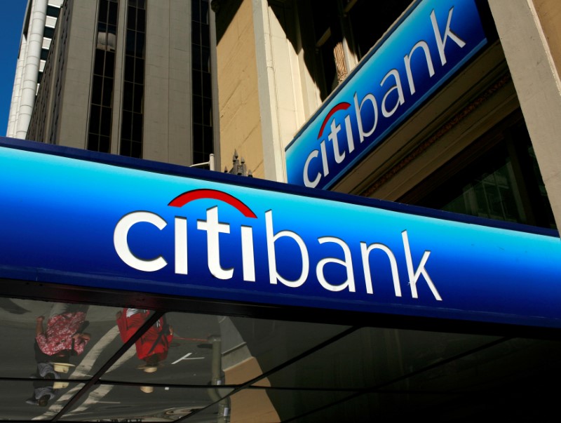 © Reuters. FILE PHOTO -  People walk beneath a Citibank branch logo in the financial district of San Francisco, California