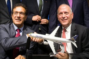 © Reuters. Vice President of Boeing Commercial Airplanes, Mounir shakes hands with United Airlines Senior Vice President of finance, Laderman, during a commercial announcement at the 52nd Paris Air Show at Le Bourget Airport