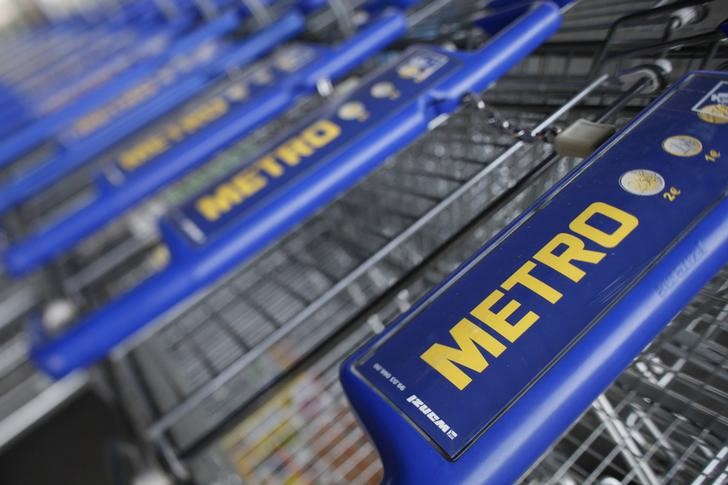© Reuters. File photo of shopping carts of Germany's biggest retailer Metro AG lined up at a Metro cash and carry market in St. Augustin