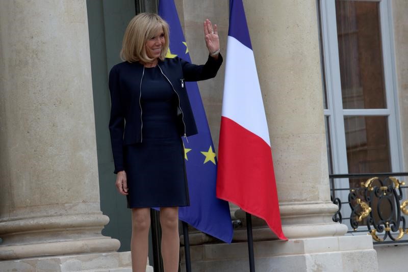 © Reuters. سيدة فرنسا الأولى والطبول الكولومبية في استقبال حكومة ماكرون