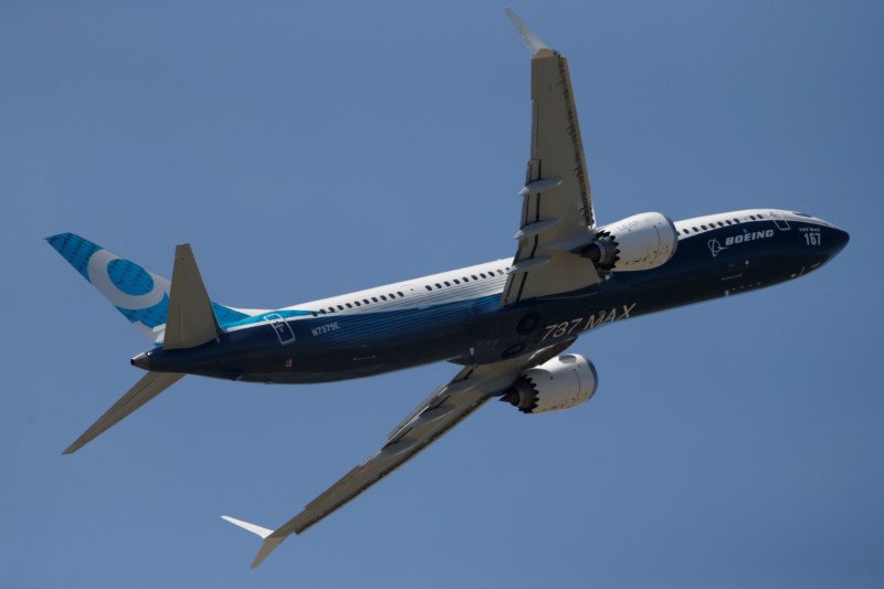 © Reuters. A Boeing 737 Max takes part in a flyng display at the first day of the 52nd Paris Air Show at Le Bourget airport near Paris