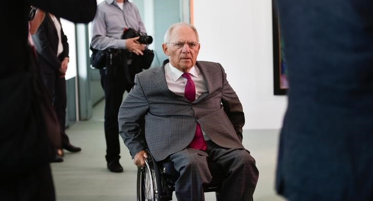 © Reuters. German Finance Minister Wolfgang Schaeuble attends the weekly cabinet meeting at the Chancellery in Berlin