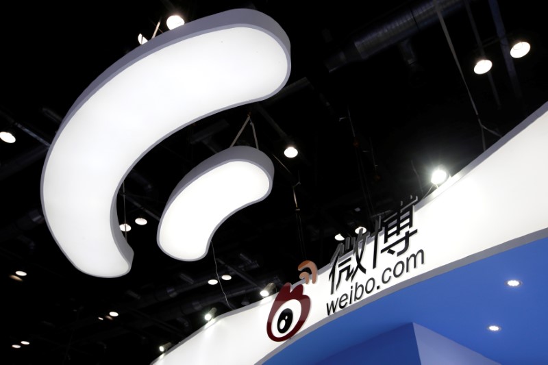 © Reuters. Sina Weibo's booth is pictured at the GMIC in Beijing