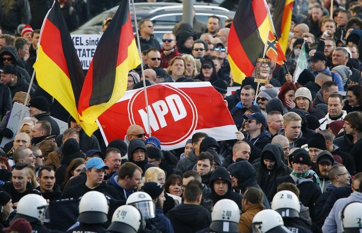 © Reuters. Supporters of anti-immigration right-wing movement PEGIDA protest in Cologne