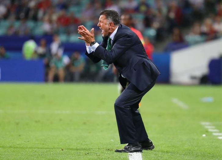 © Reuters. مدرب المكسيك يعتذر عن انفعاله خلال لقاء نيوزيلندا بكأس القارات