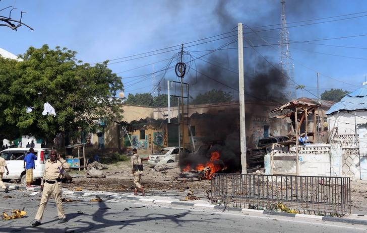 © Reuters. مقتل 7 في هجوم بسيارة ملغومة على مركز للشرطة الصومالية