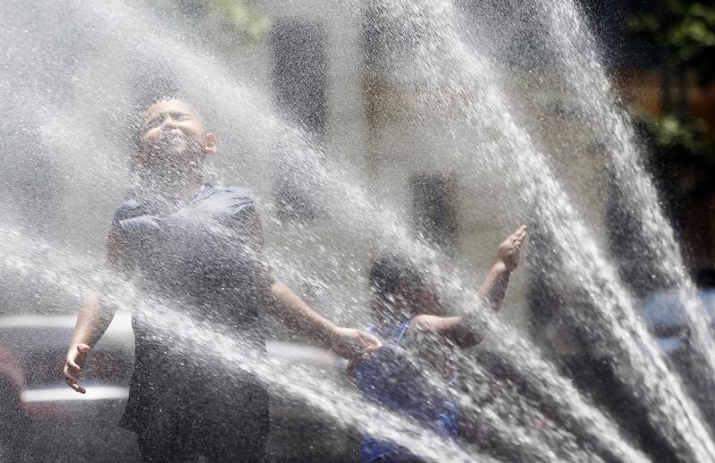 © Reuters. ALERTE SUR LE GASPILLAGE D'EAU LIÉ À LA CANICULE