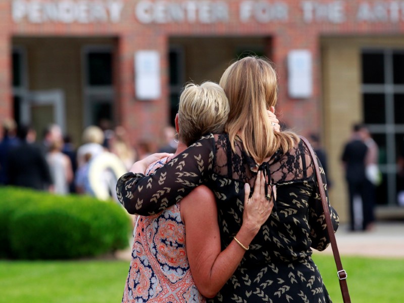 © Reuters. Mourners stand out side the art center before a funeral service for Otto Warmbier, who died after his release from North Korea, at Wyoming High School in Wyoming