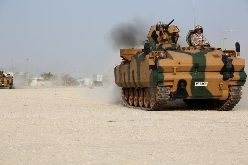 © Reuters. تركيا ترسل عسكريين وأغذية إلى قطر وتبحث أزمة الخليج مع السعودية