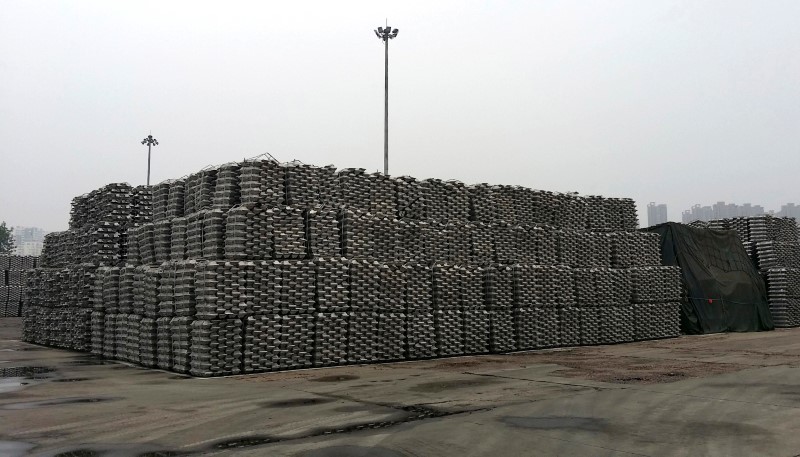 © Reuters. Aluminum ingots are piled up at a bonded storage area at the Dagang Terminal of Qingdao Port