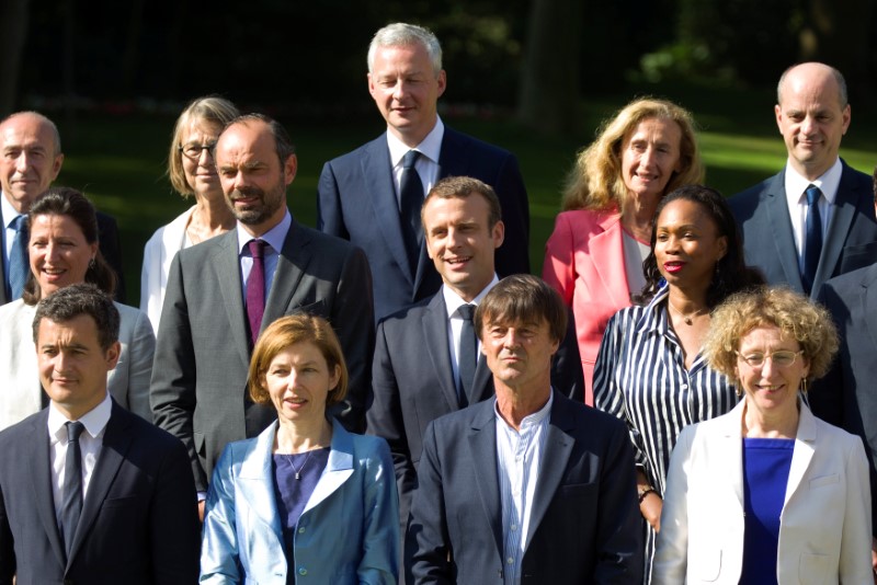 © Reuters. French President Emmanuel Macron, Prime Minister Edouard Philippe and ministers pose for a family photo in the gardens of the Elysee Palace  in Paris, France