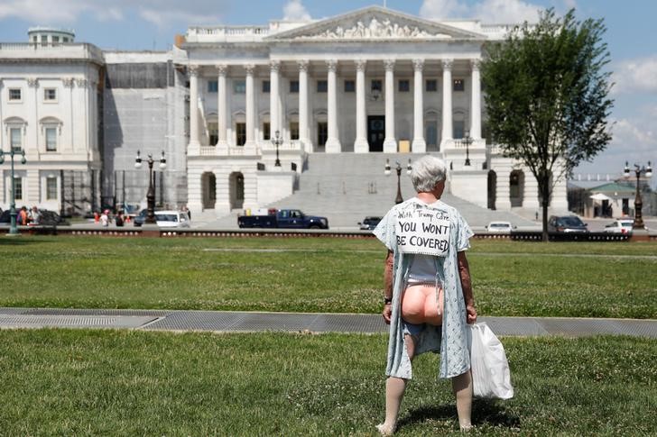 © Reuters. Manifestante protesta em frente ao Senado dos EUA contra a derrubada do Obamacare