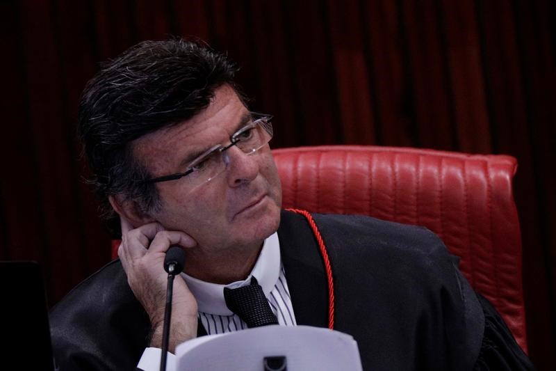 © Reuters. Ministro Luiz Fux, do STF, durante sessão do Tribunal Superior Eleitoral, em Brasília