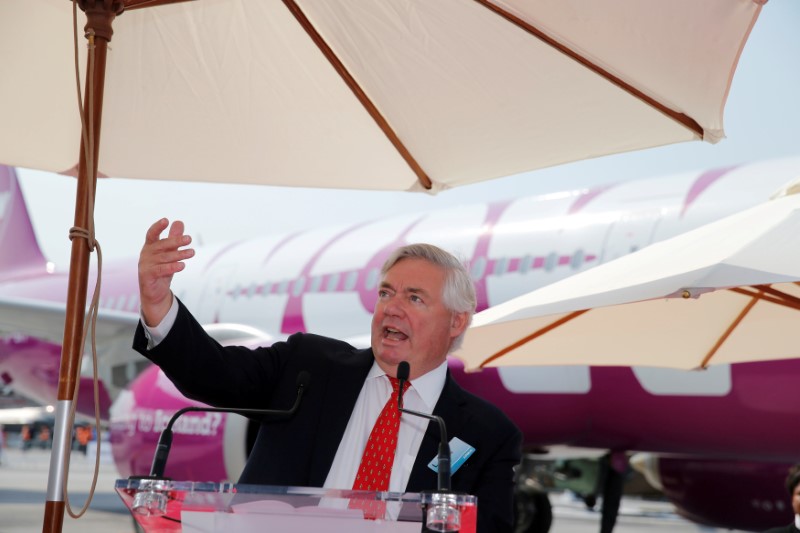 © Reuters. FILE PHOTO: Airbus Chief Operating Officer-Customers John Leahy gestures during the delivery of an Airbus A321neo to Wow air company, at the 52nd Paris Air Show at Le Bourget Airport near Paris