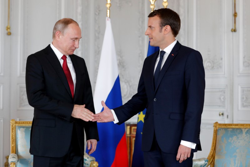 © Reuters. FILE PHOTO: French President Emmanuel Macron shakes hands with Russian President Vladimir Putin at the Chateau de Versailles