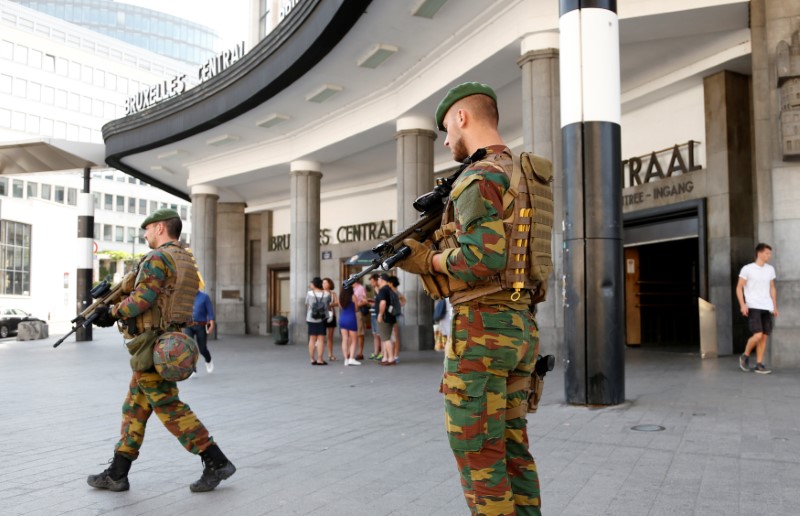 © Reuters. A Belgian soldier stands guard outside Brussels central railway station after a suicide bomber was shot dead by troops in Brussels