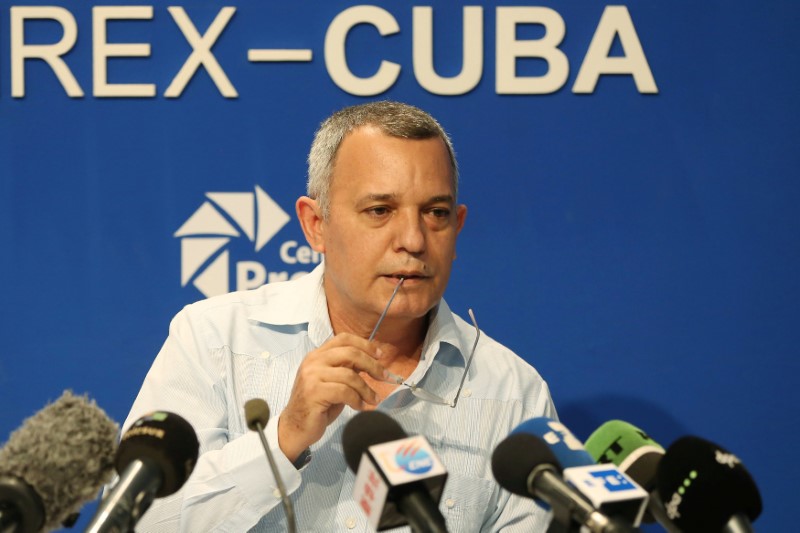 © Reuters. Cuba Drugs National Commission Secretary Antonio Ibarra speaks during a news conference in Havana