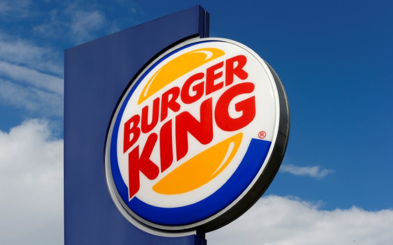 © Reuters. FILE PHOTO: Logo of U.S. fast food group Burger King is seen at a restaurant in Bruettisellen