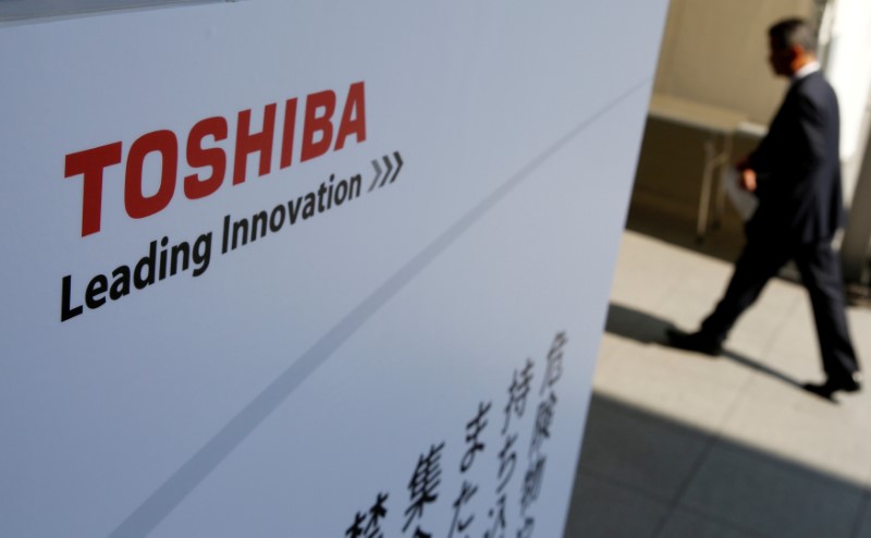 © Reuters. FILE PHOTO: The logo of Toshiba is seen as a shareholder arrives at Toshiba's extraordinary shareholders meeting in Chiba