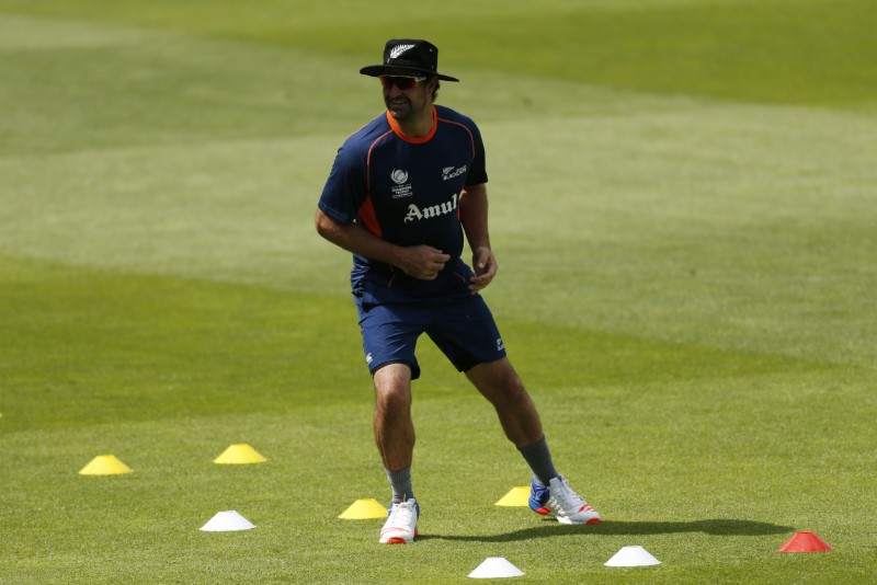 © Reuters. New Zealand's Colin de Grandhomme during nets