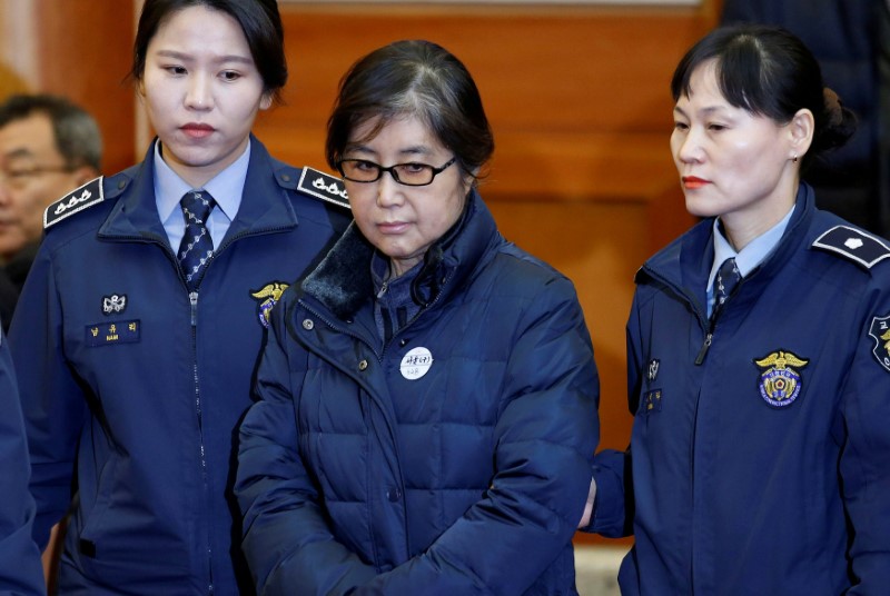 © Reuters. FILE PHOTO - Choi Soon-sil arrives for a hearing arguments for South Korean President Park Geun-hye's impeachment trial at the Constitutional Court in Seoul