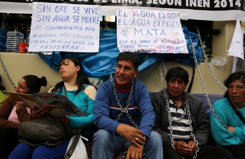 © Reuters. Residents of the town Cerro de Pasco protest outside of the health ministry in Lima