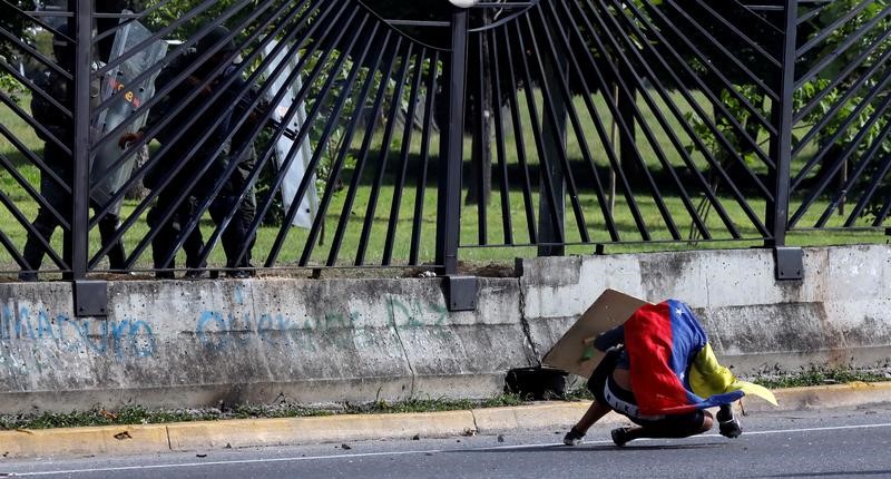 © Reuters. Manifestante muere por disparos de policía militar en una base aérea venezolana